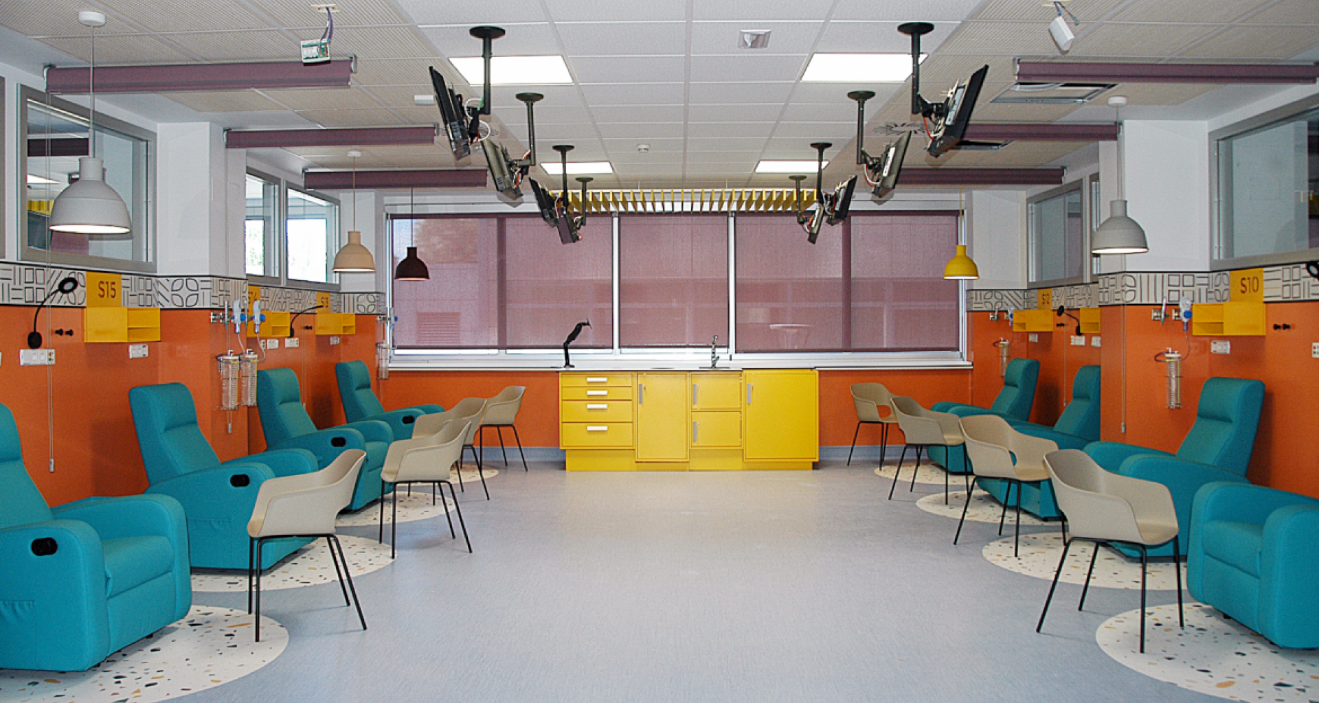 Foto de la sala de administración de tratamientos del Hospital Ramón y Cajal