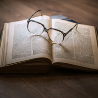 Imagen dun texto e unhas lentes.