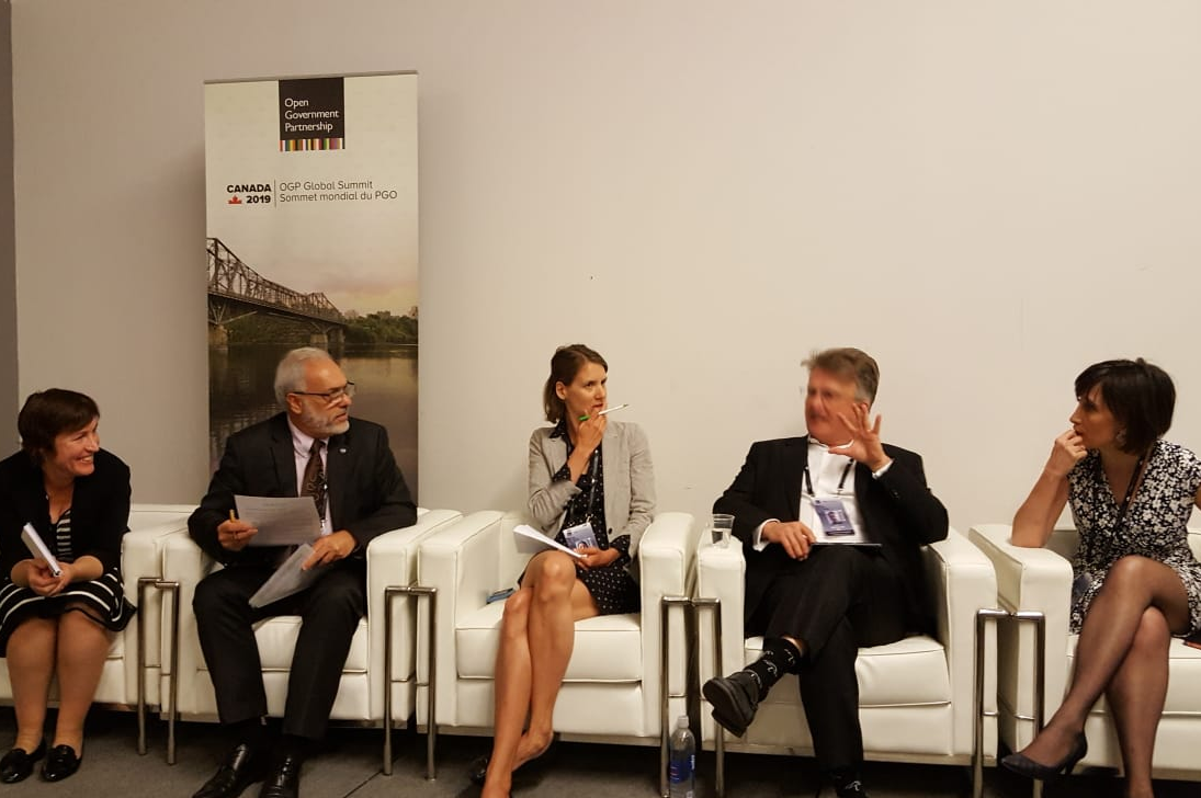 Foto de intervención de la Directora General de Gobernanza Pública en la Cumbre
